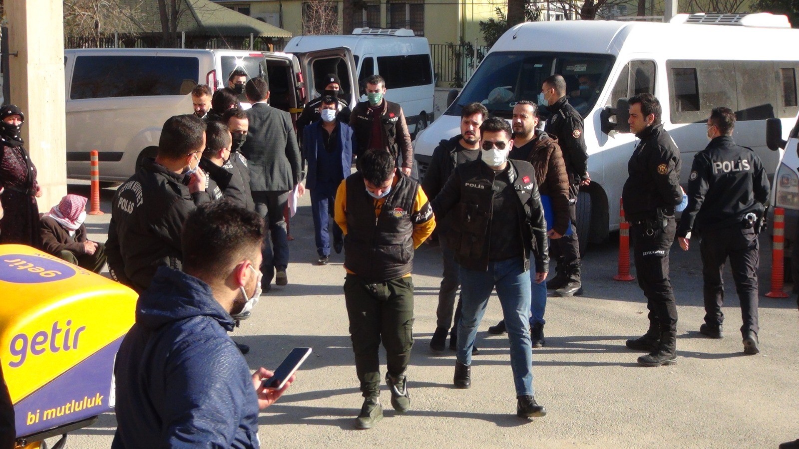 Urfa'da sokak ortasındaki cinayete ilişkin 5 zanlı adliyeye çıkartıldı;