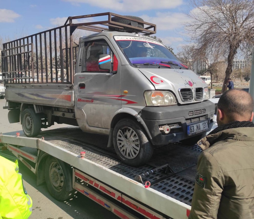 Kamyonet trafikten men edildi, sürücüye para cezası verildi;