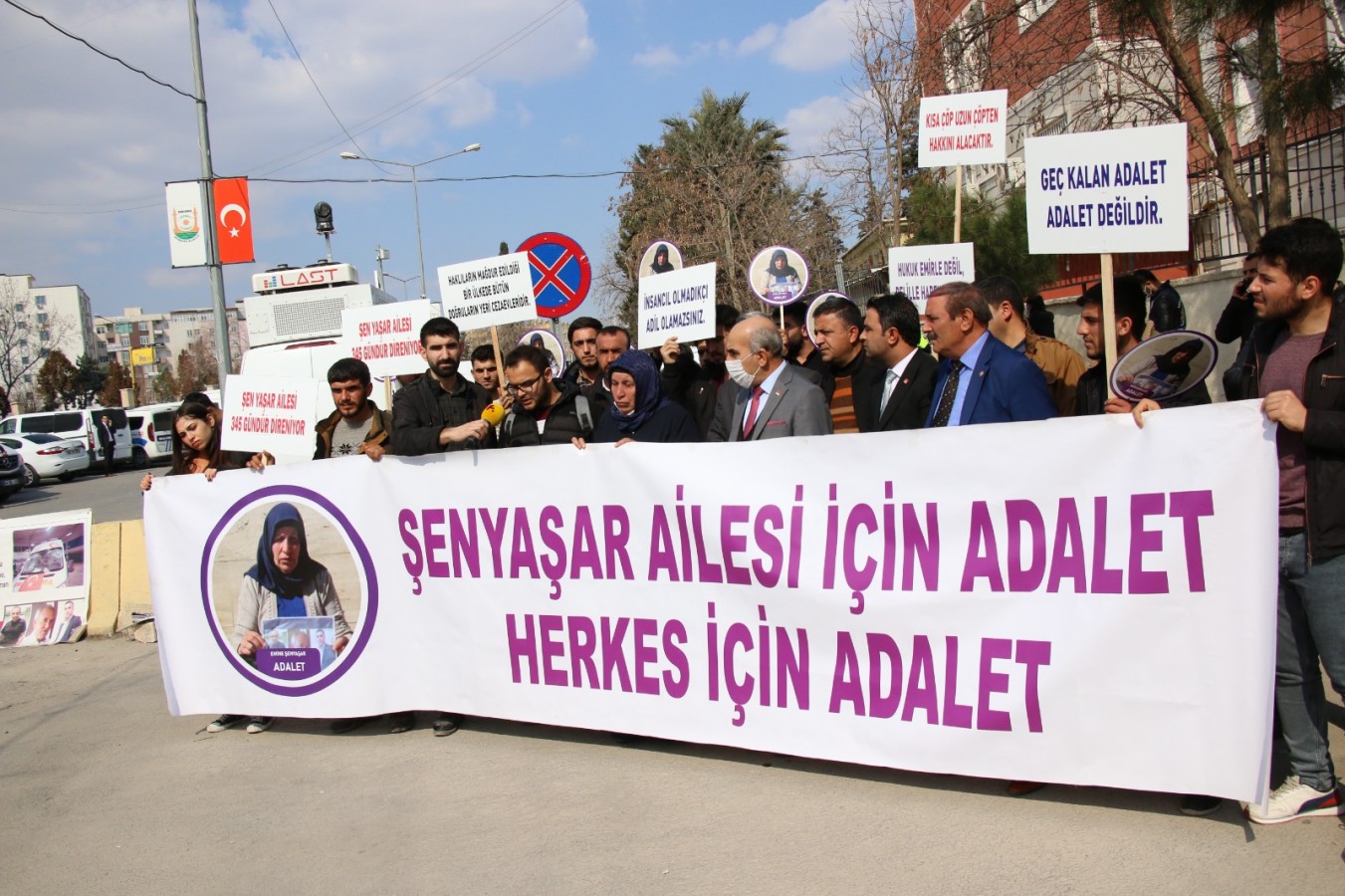 Öğrencilerden Şenyaşar ailesine destek;