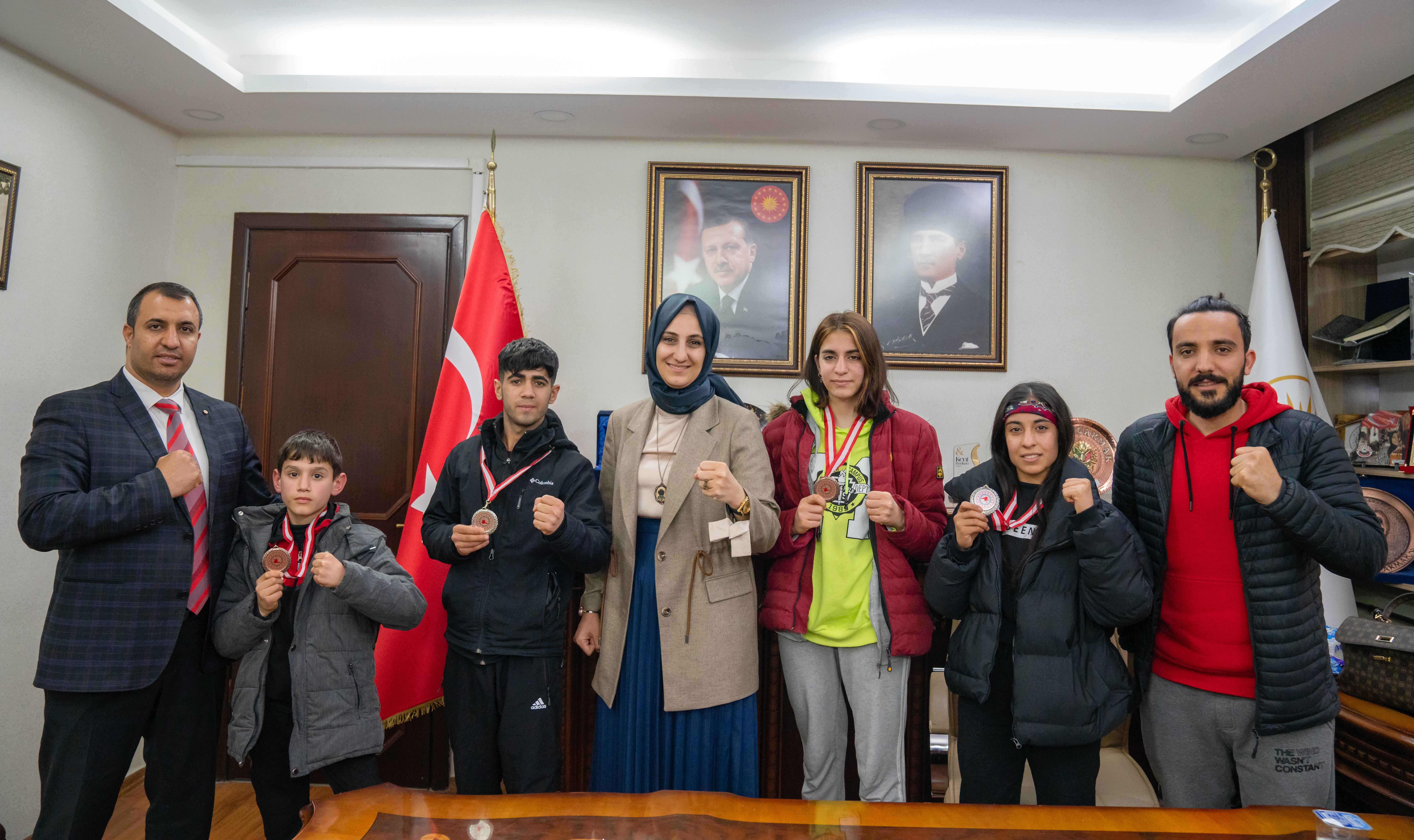 Çakmak, Wushu Kung Fu sporcularıyla bir araya geldi;