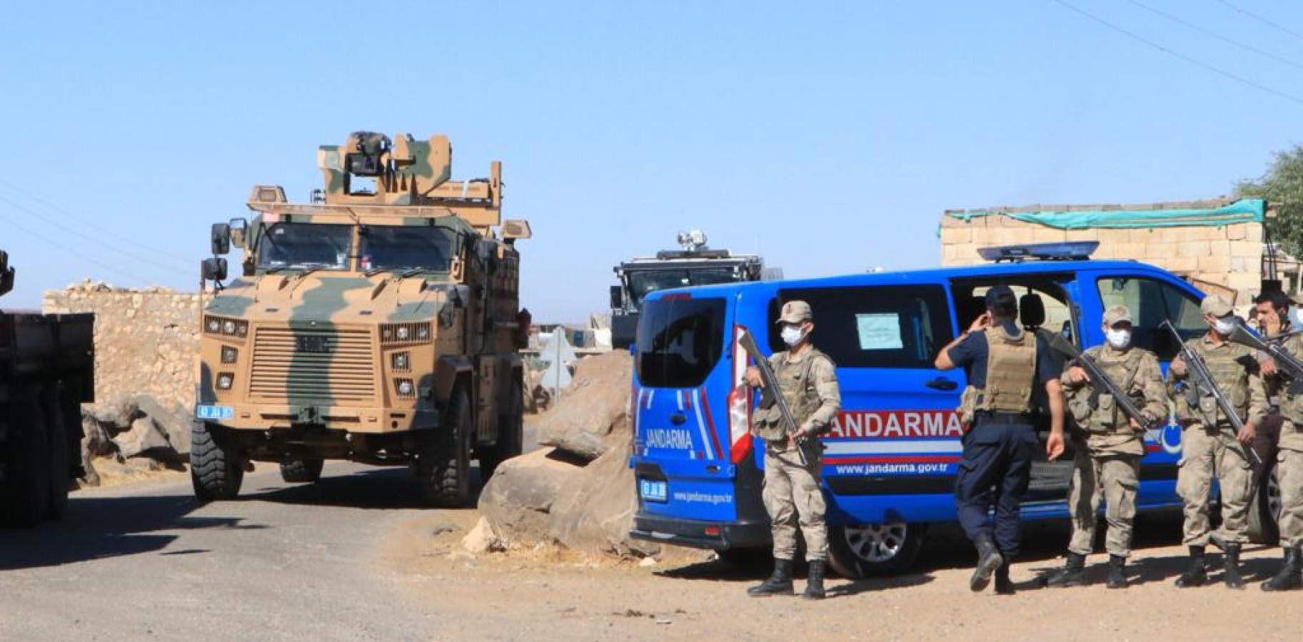 Urfa’da jandarma aracını taşlayanlar gözaltına alındı;