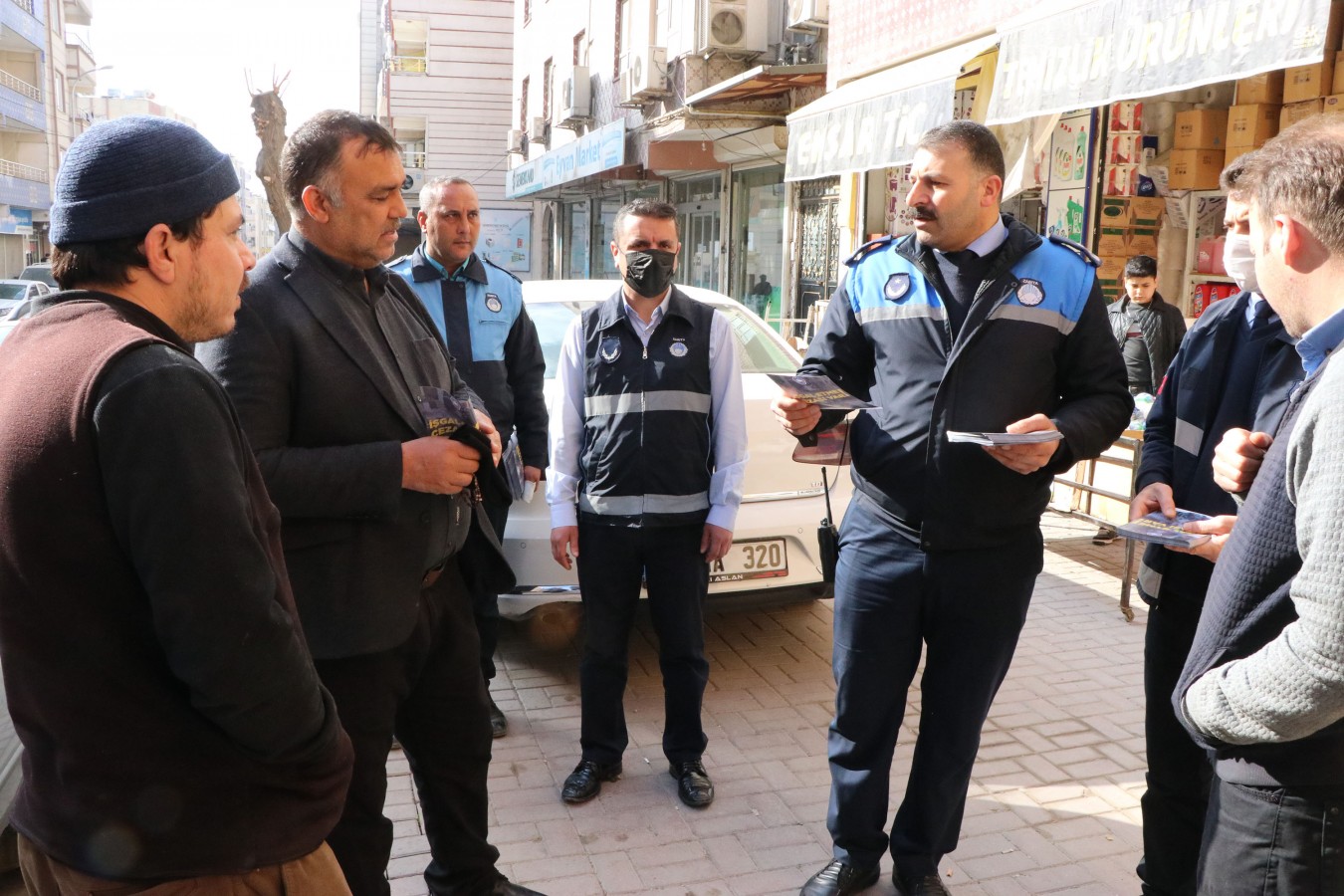 Haliliye’de kaldırım işgaline broşürlü önlem;