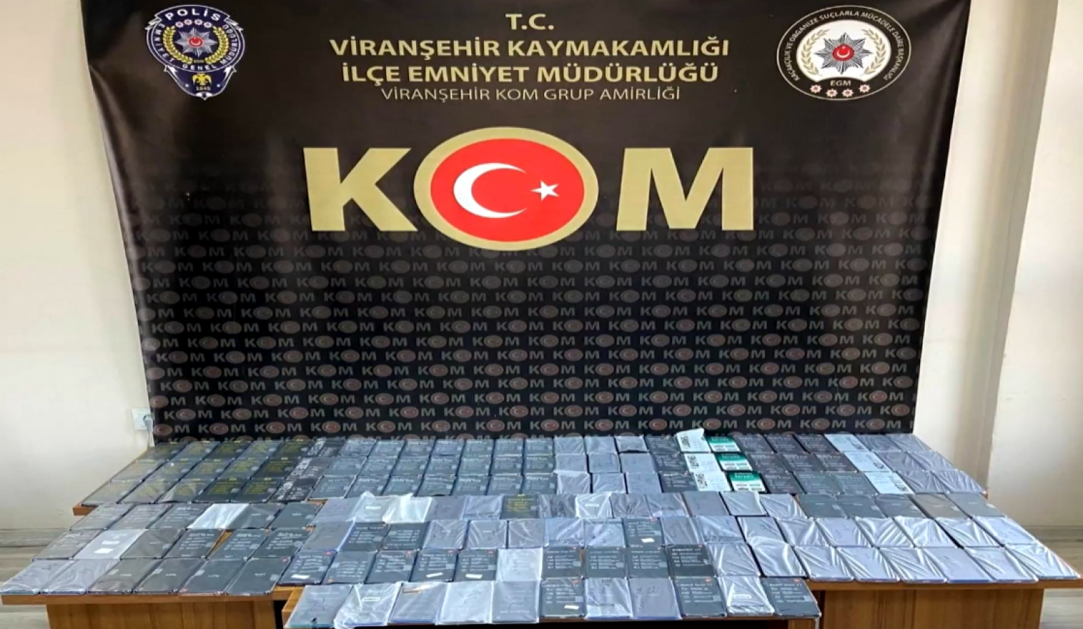 Viranşehir'de kaçak cep telefonu operasyonu;