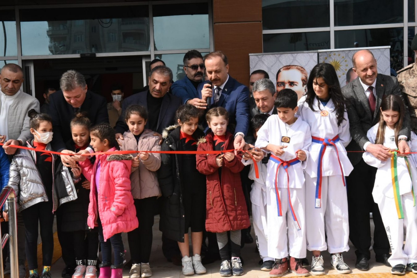 Şehidin adının verildiği spor salonu törenle açıldı;