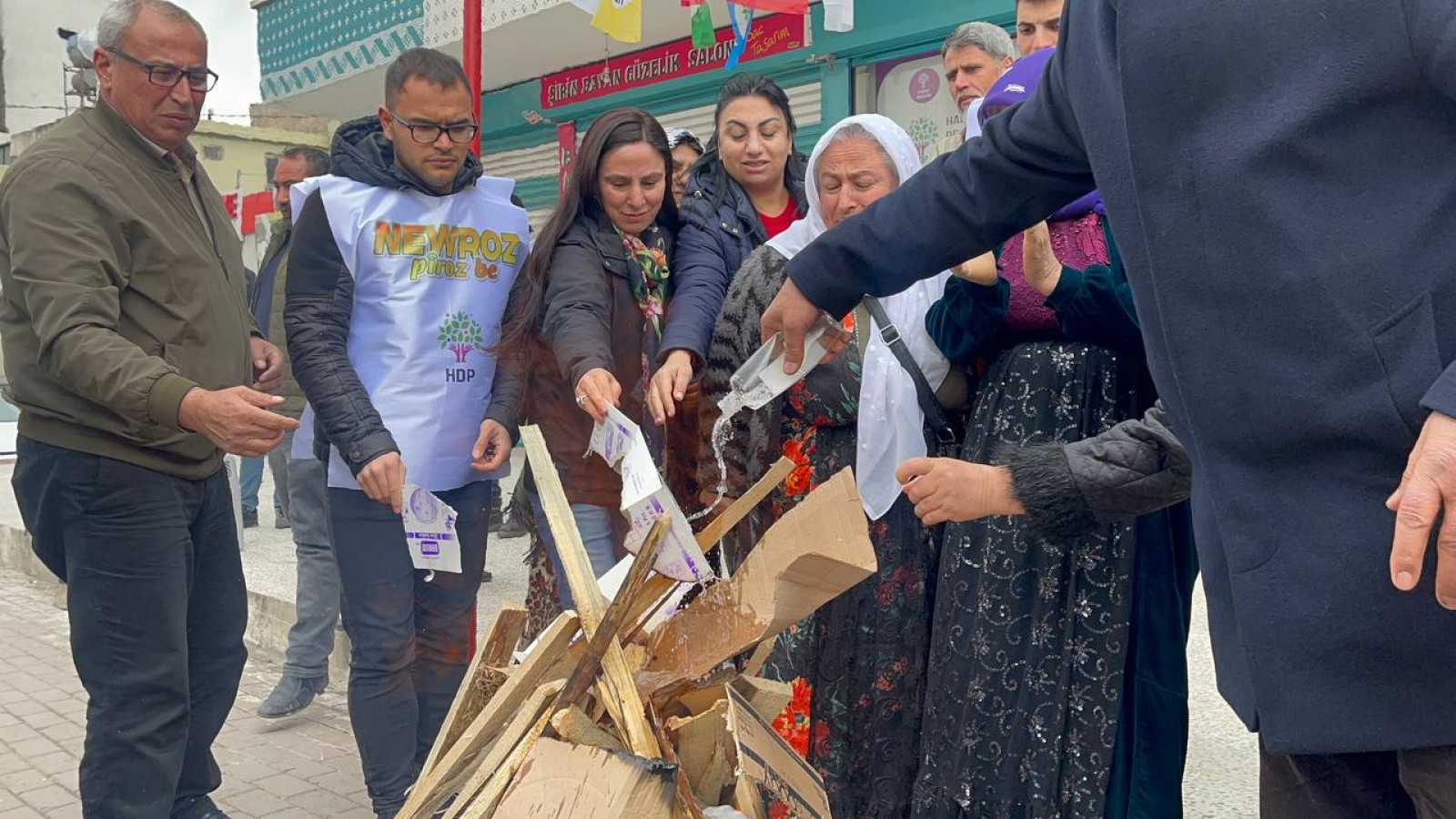 Urfa’da Nevruz ateşi;