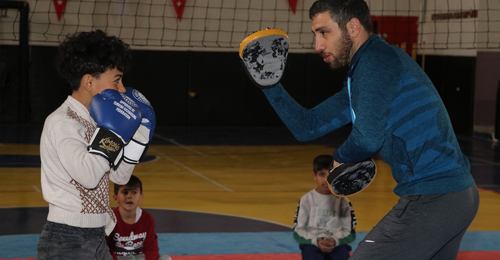 Karaköprü’den çocuklara kick boks kursu;