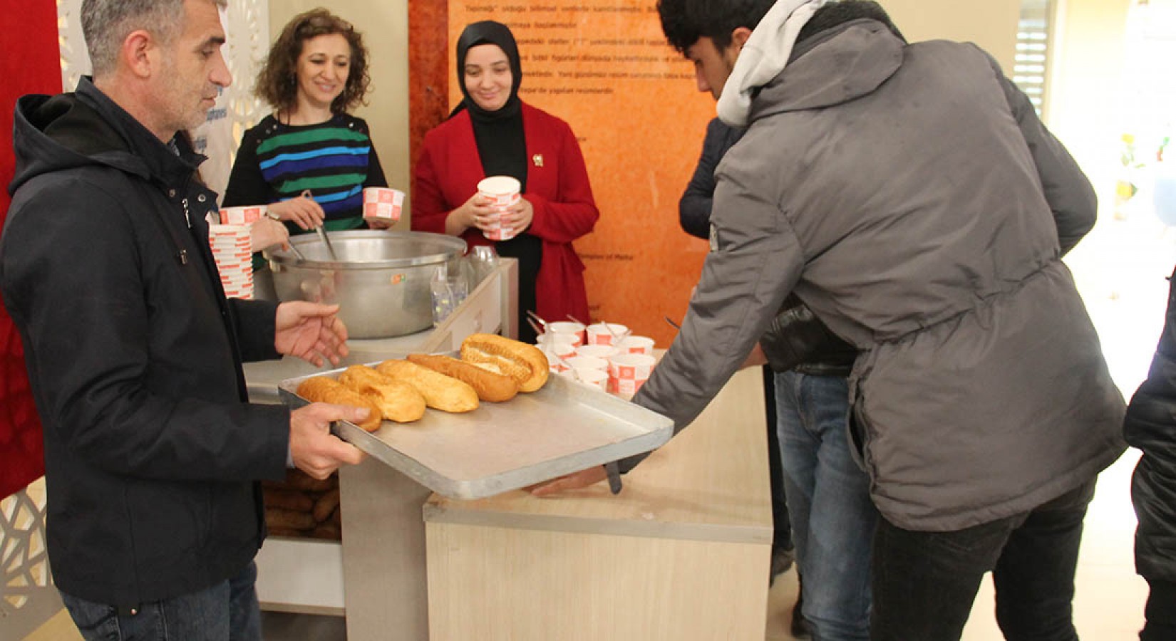 Öğrencilere ekmek ve üzüm hoşafı ikram edildi;