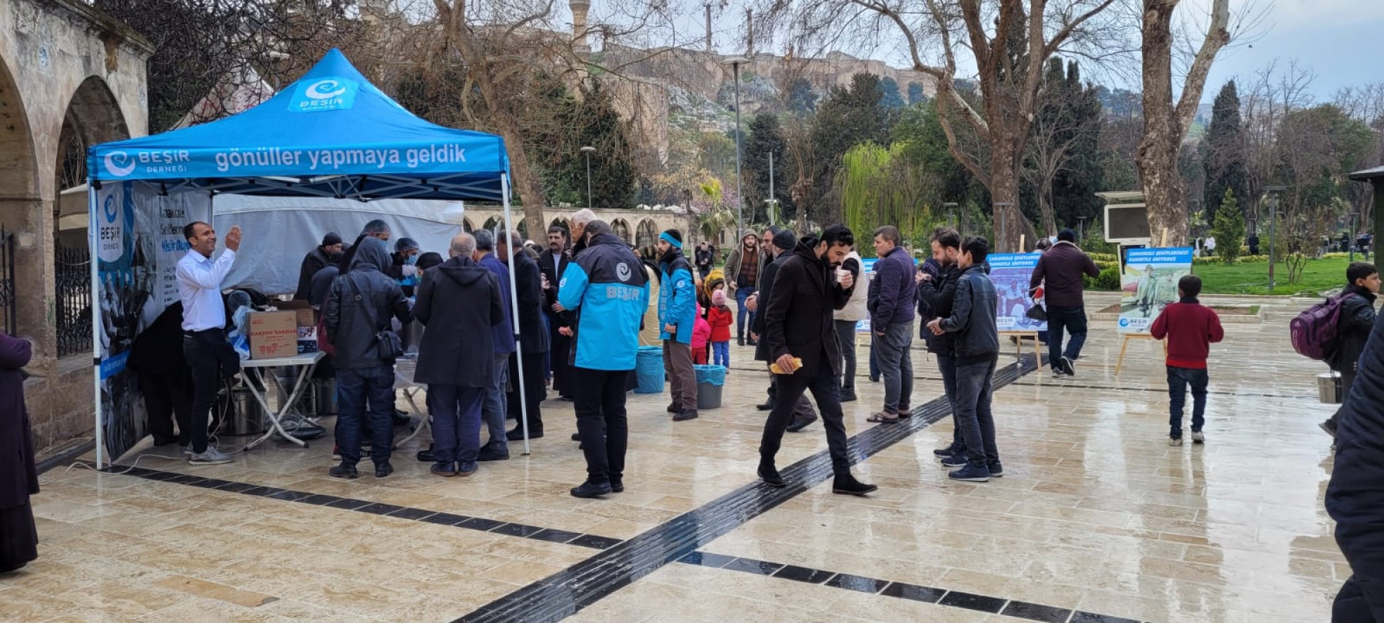 Balıkgöl'de vatandaşa üzüm hoşafı ve ekmek ikramı;