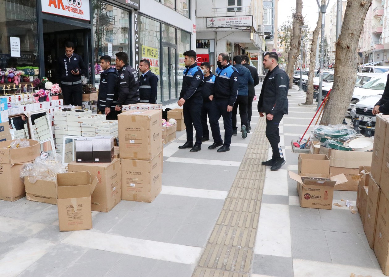 Haliliye'de kaldırım işgaline yönelik denetim;