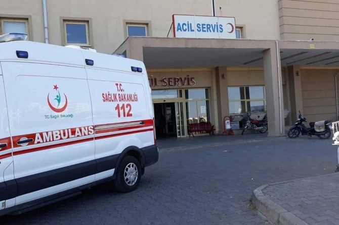 Kavgayı ayırmak için araya girdi, yaralandı!;