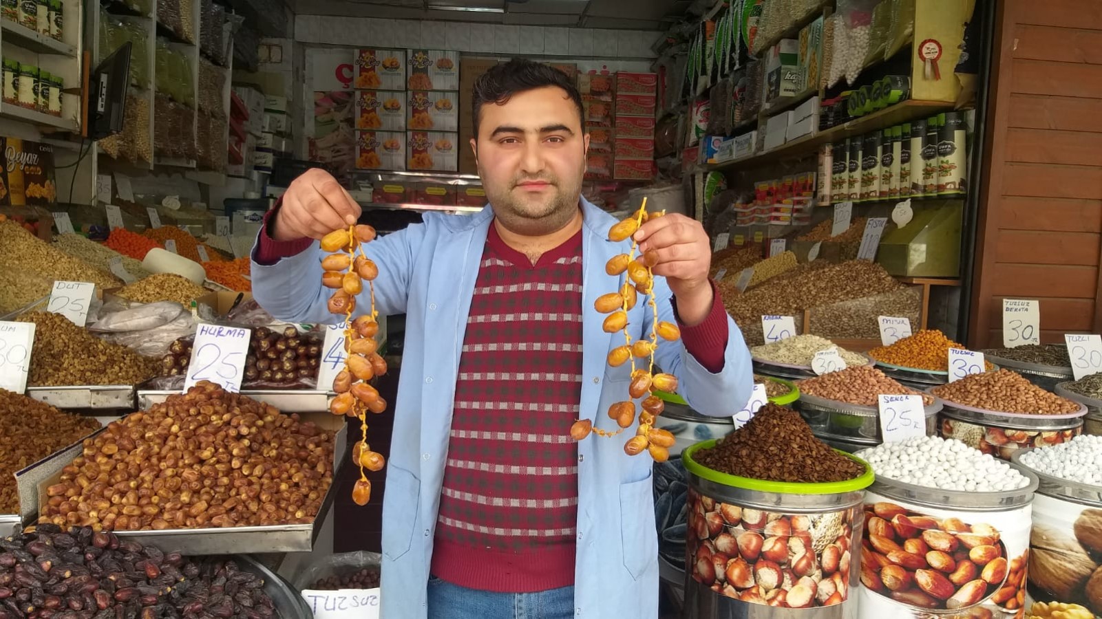 Ramazan’ın gözdesi hurmalar tezgahları süslemeye başladı;