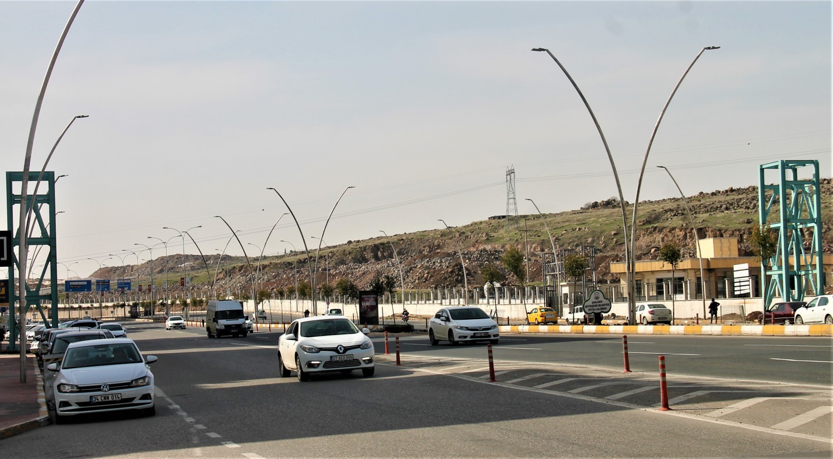 Şanlıurfa’da üst geçit projesinin ayakları yükseliyor;