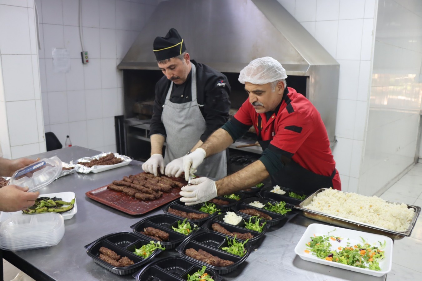 Büyükşehir’den her gün 6 bin 500 kişiye sıcak yemek;