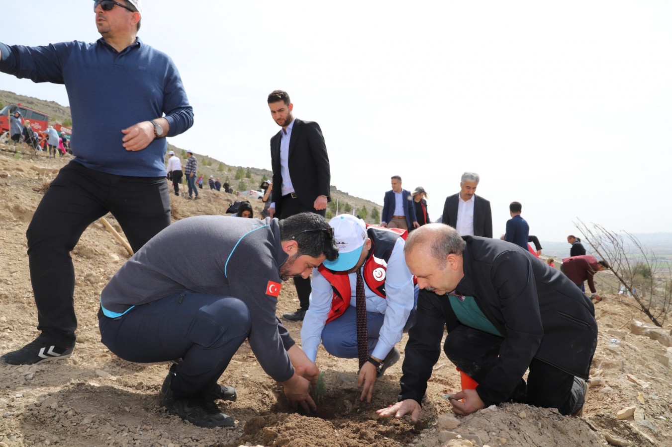 Sağlık personelleri hastalıklara karşı onlarca ağaç dikti;