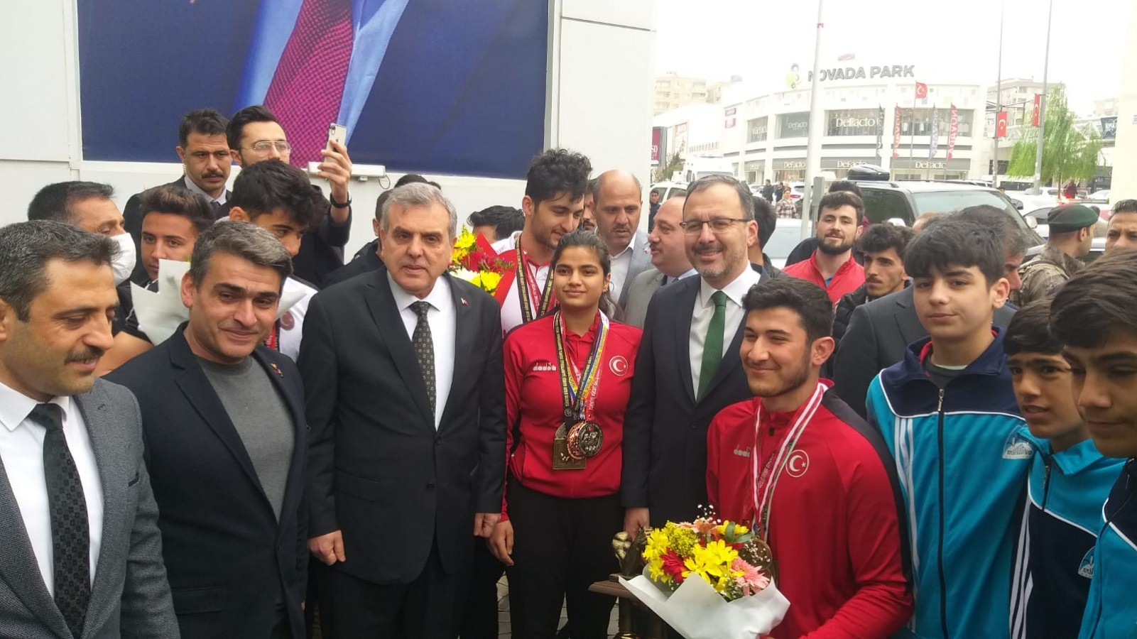 Bakan Kasapoğlu, Urfalı şampiyonları tebrik etti;