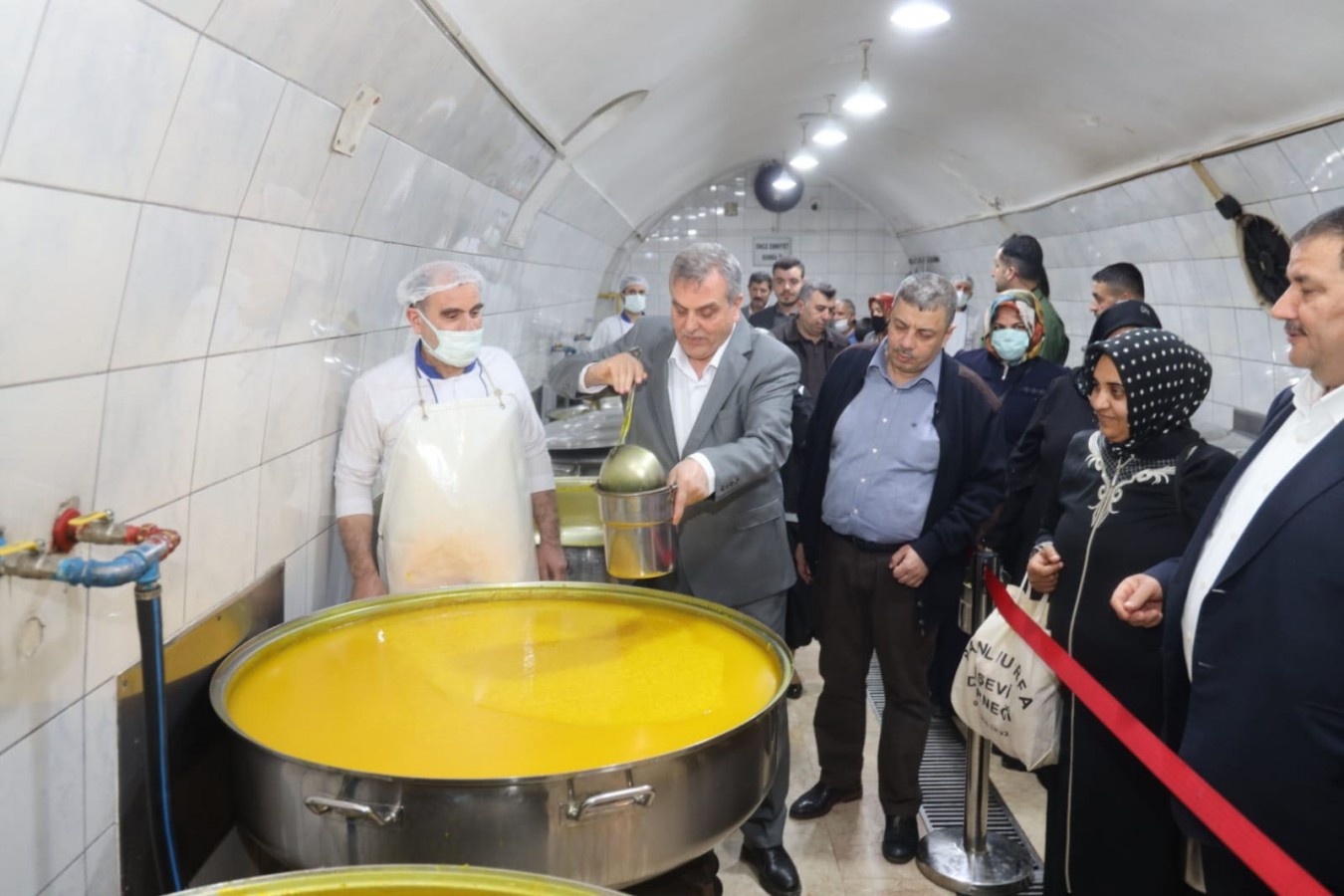 Beyazgül, kendi elleriyle yemek dağıttı;