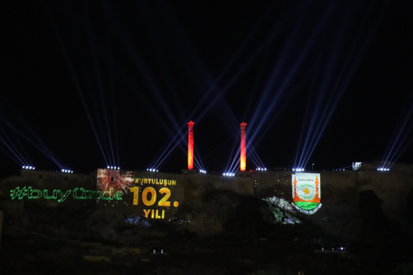 Kurtuluş temalı ışık ve lazer gösterisi tarihi Urfa Kalesi’ne yansıtıldı;