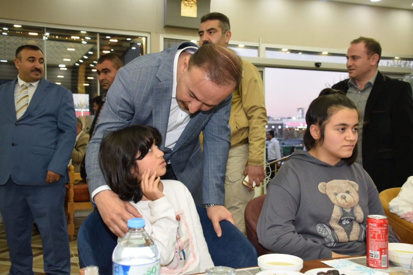 Vali Erin iftarı yetim ve öksüz çocuklarla yaptı;