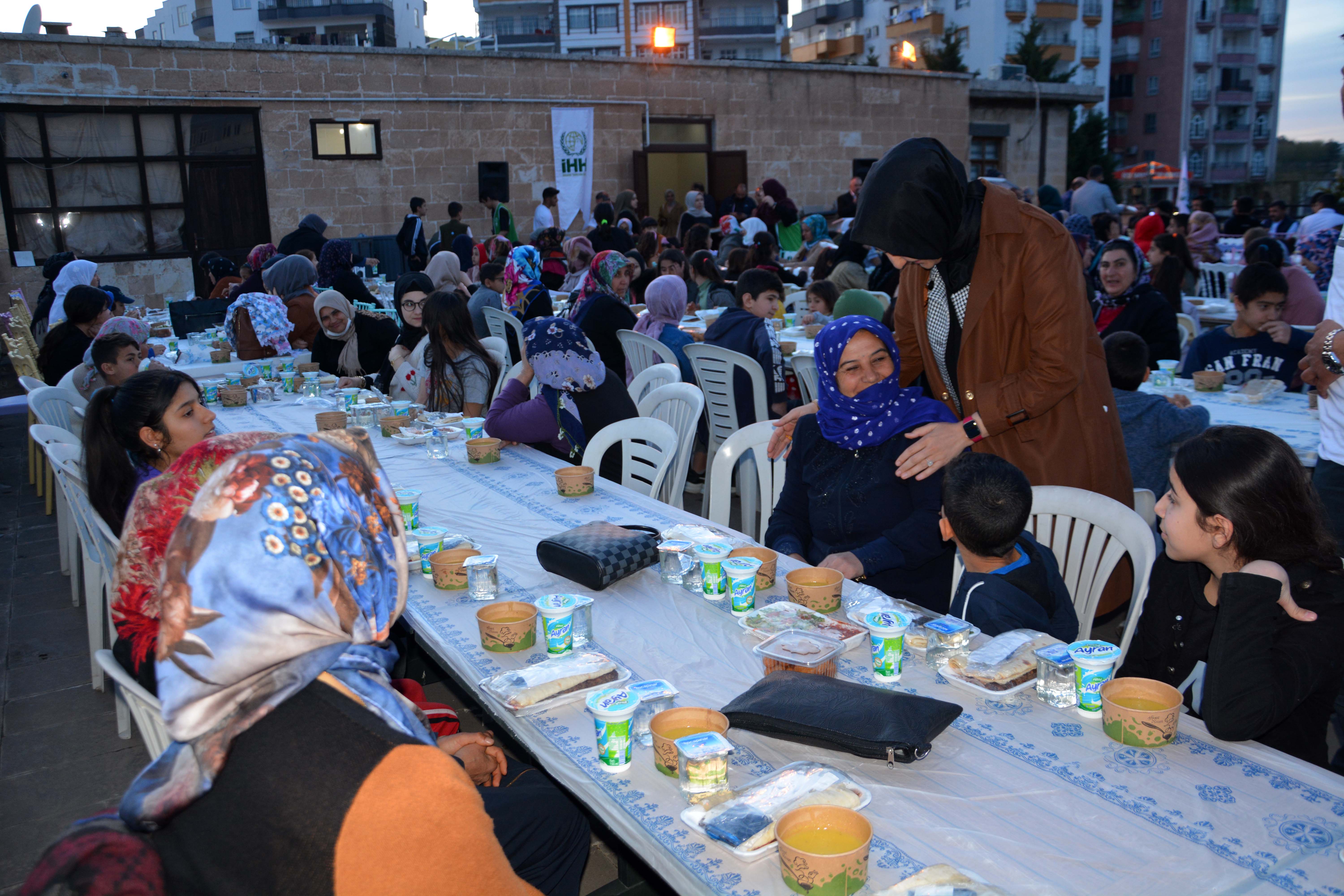 Çakmak, yetimlerle iftarda buluştu