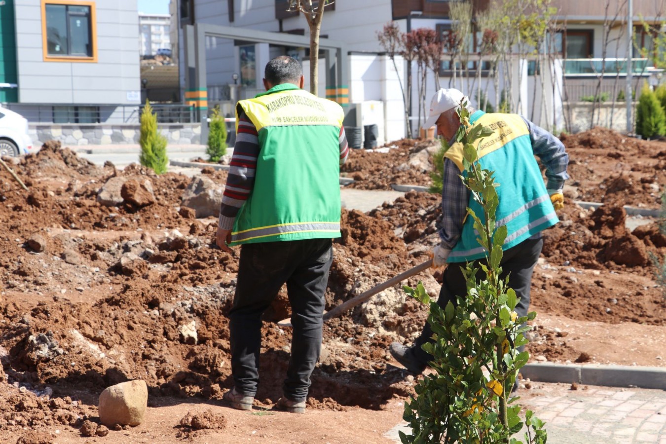 Karaköprü'de yeni parklar ağaçlarla yeşilleniyor