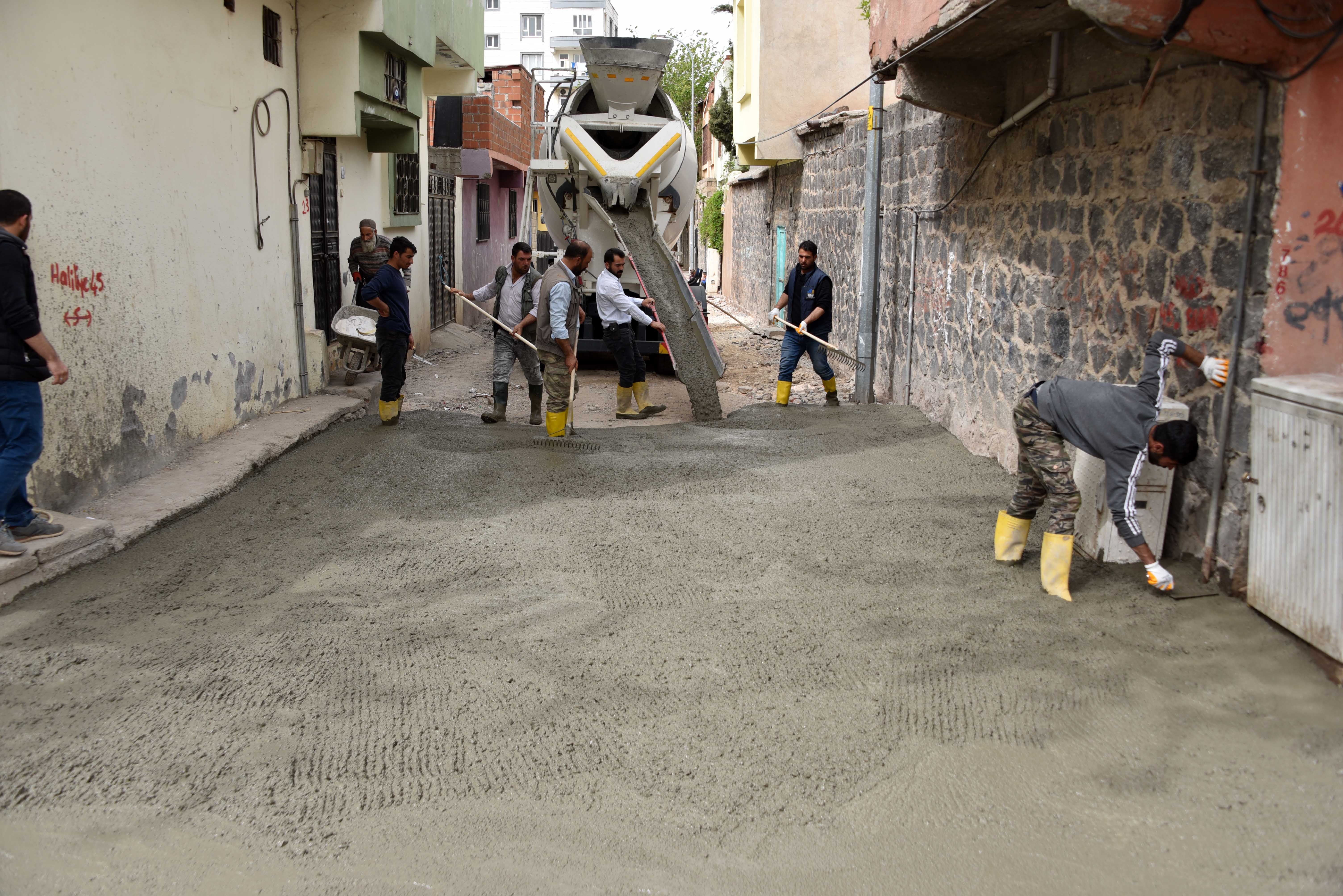 Siverek’te deforme olan beton yollar yenileniyor