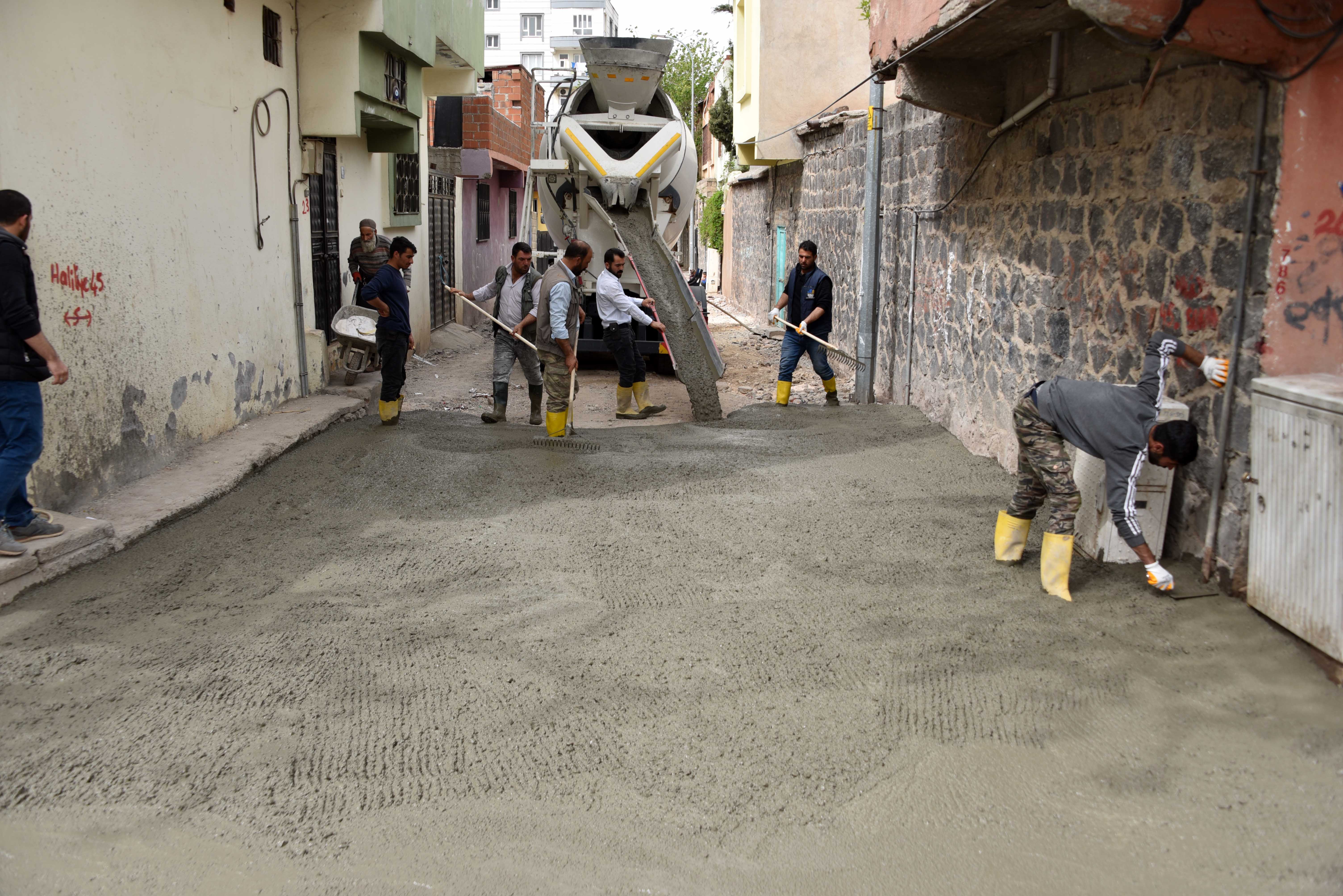 Siverek’te deforme olan beton yollar yenileniyor;