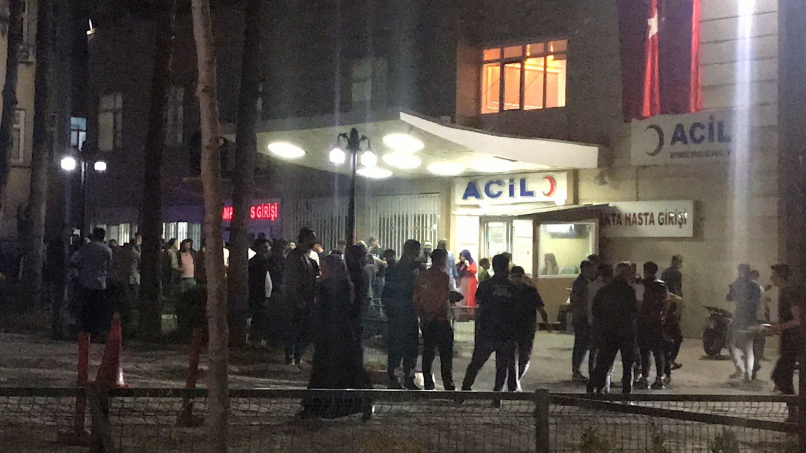 Urfa'da kıraathanede silahlı kavga! Aileler hastaneye akın etti;