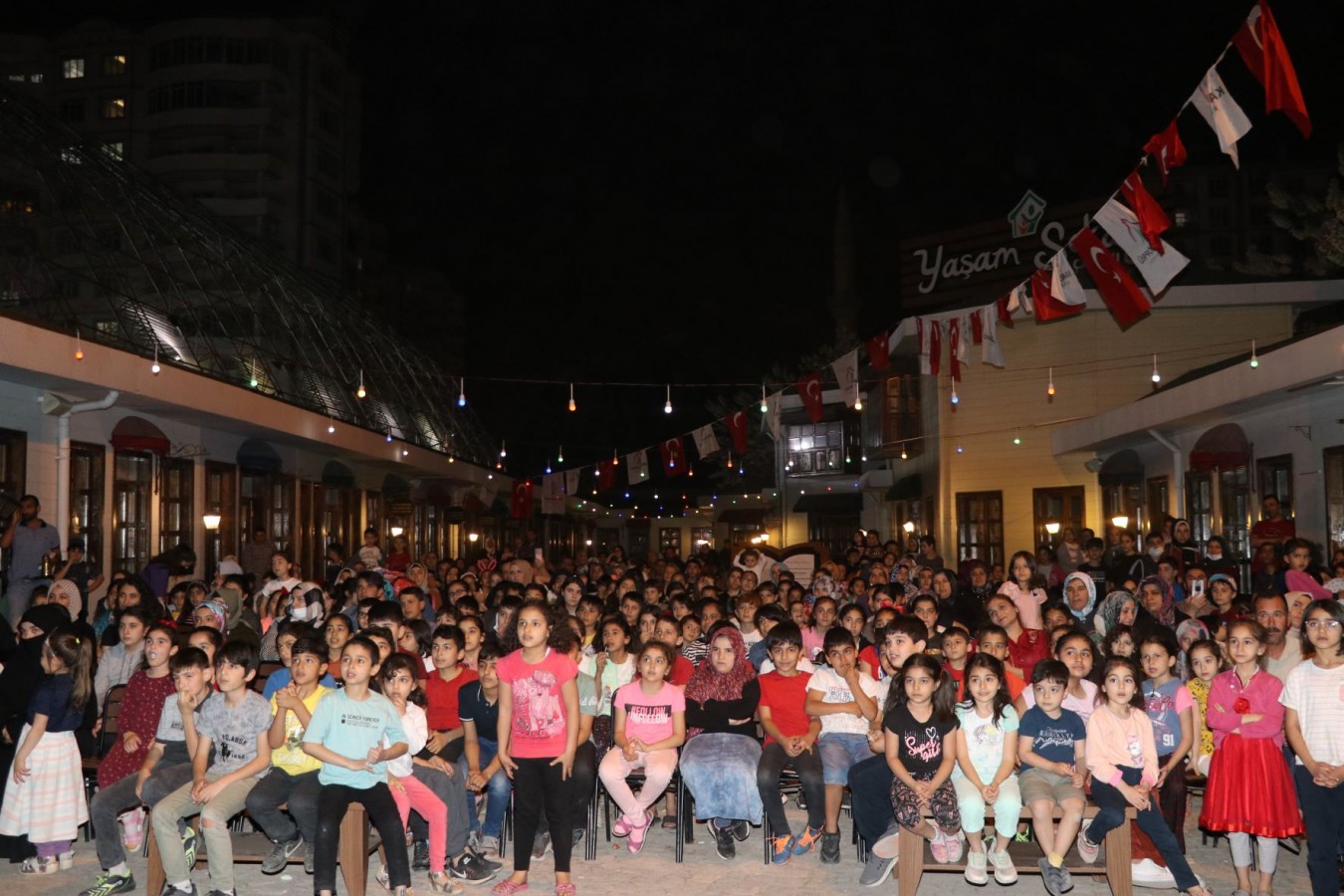 Karagöz Perdesinde Sanatçılar’ oyununa çocuklardan yoğun ilgi;