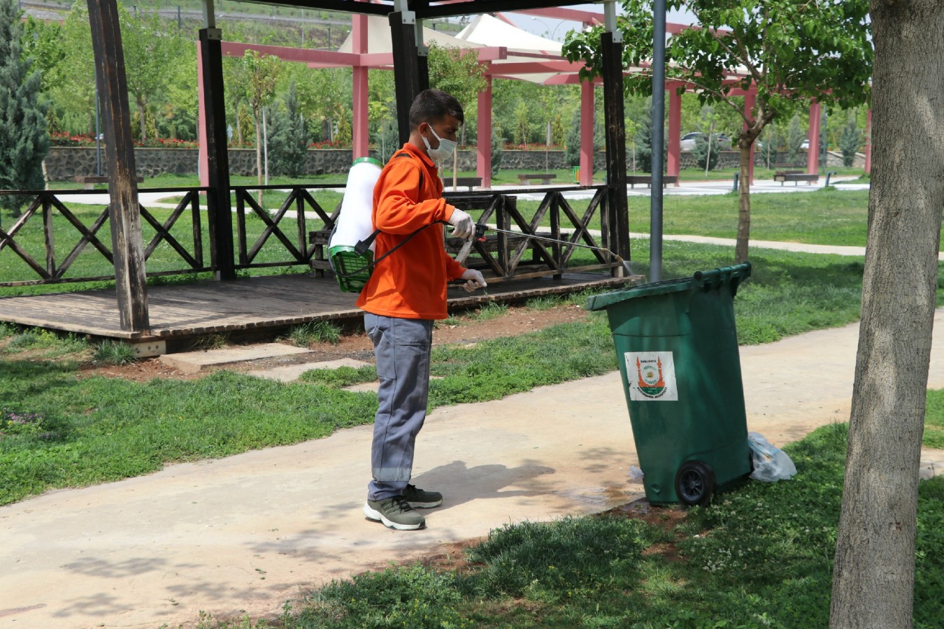 Büyükşehir Belediyesi’nden sinek ve haşerelere karşı ilaçlama;