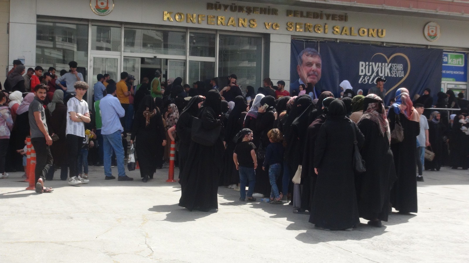 Suriyelilerin yardım kuyruğu;