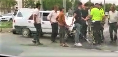Şanlıurfa’da iki araç çarpıştı, biri refüje çıktı!;