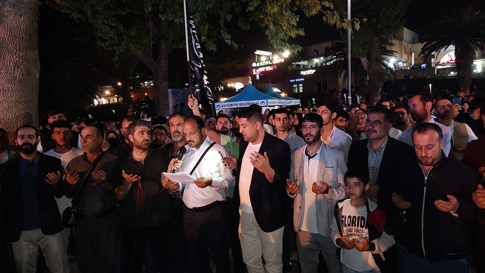 Urfa’da Kadir Gecesi’nde siyah tehvid bayraklı açıklama;