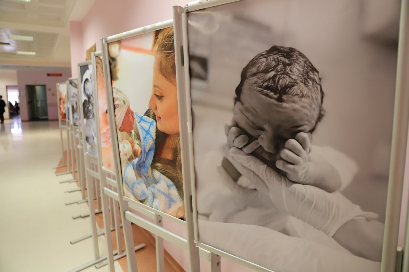 Doğum sonrası çekilen bebek resimleri yarışması düzenlendi;