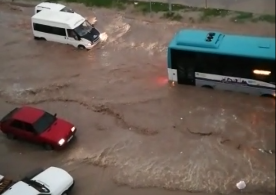 Urfa’da yağış sonrası sürücüler zor anlar yaşadı;