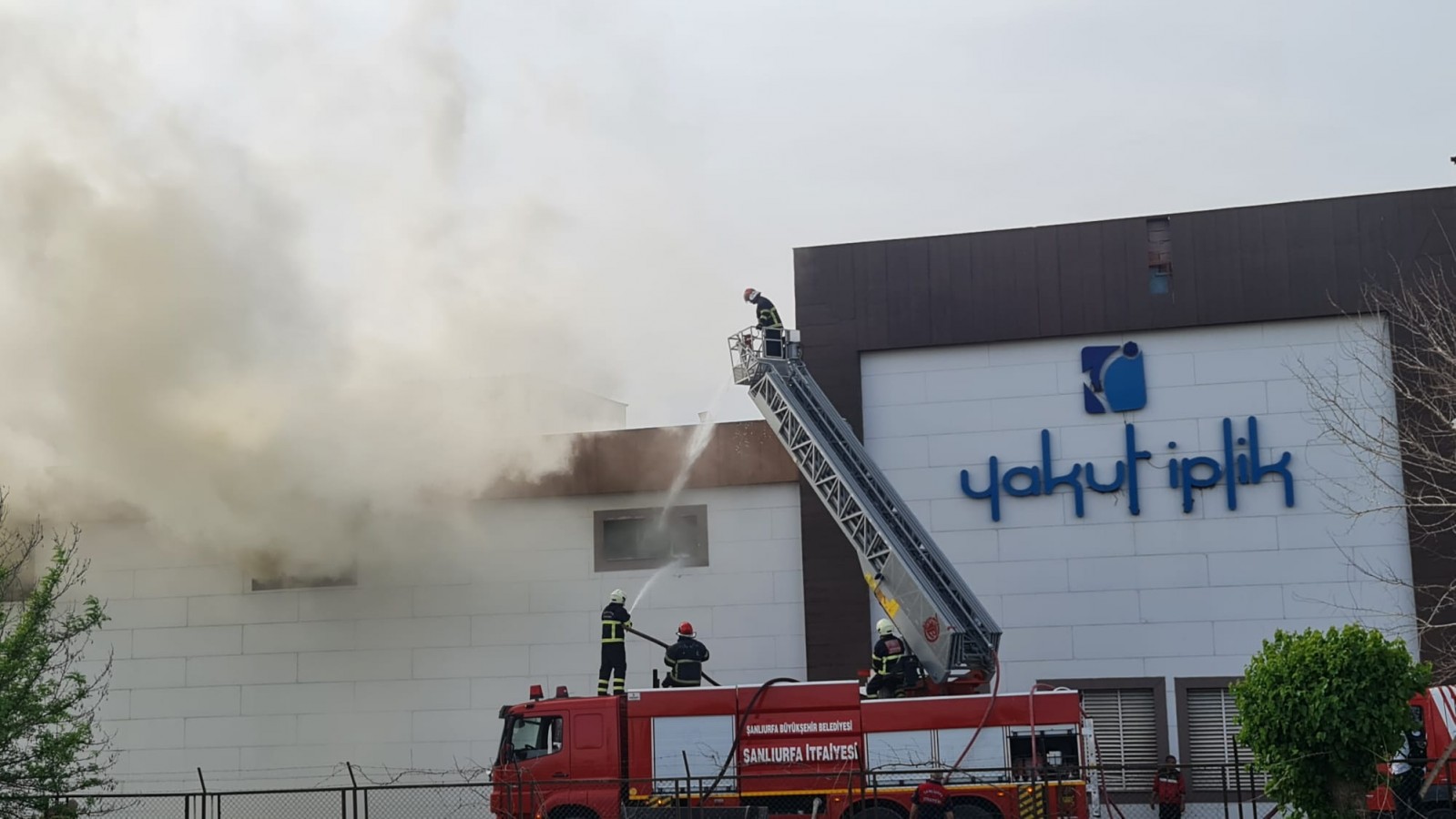 Şanlıurfa'da iplik fabrikasında yangın! İtfaiye ekipleri dumandan etkilendi;