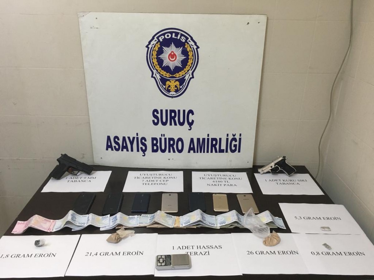 Suruç'ta uyuşturucu tacirlerinin evine baskın düzenlendi;