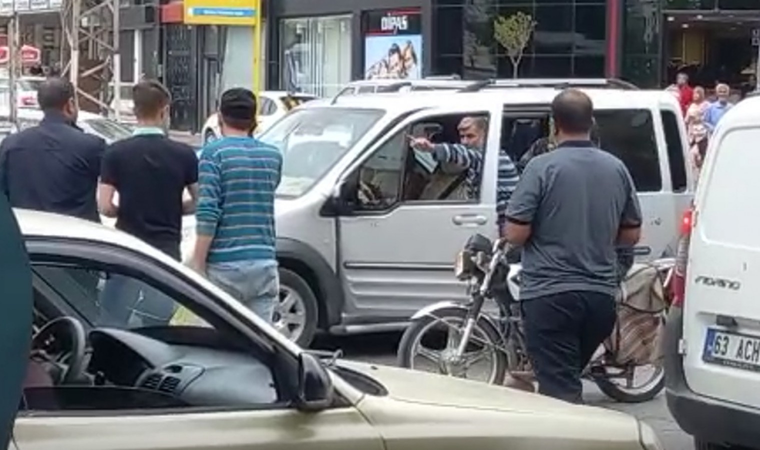 Şanlıurfa’da yol verme tartışması!;
