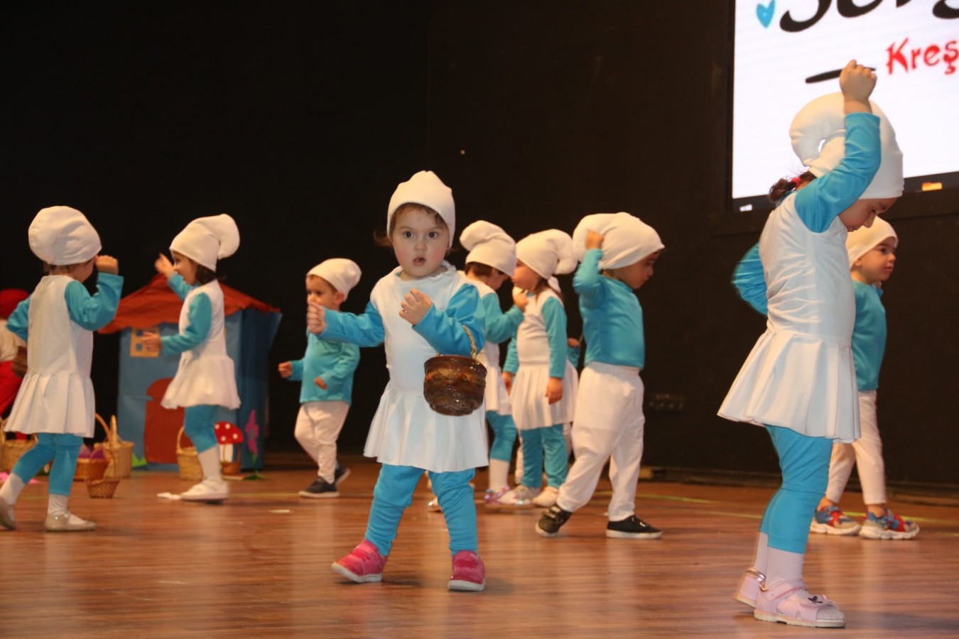 Miniklerin gösterisi izleyenlerden tam not aldı;