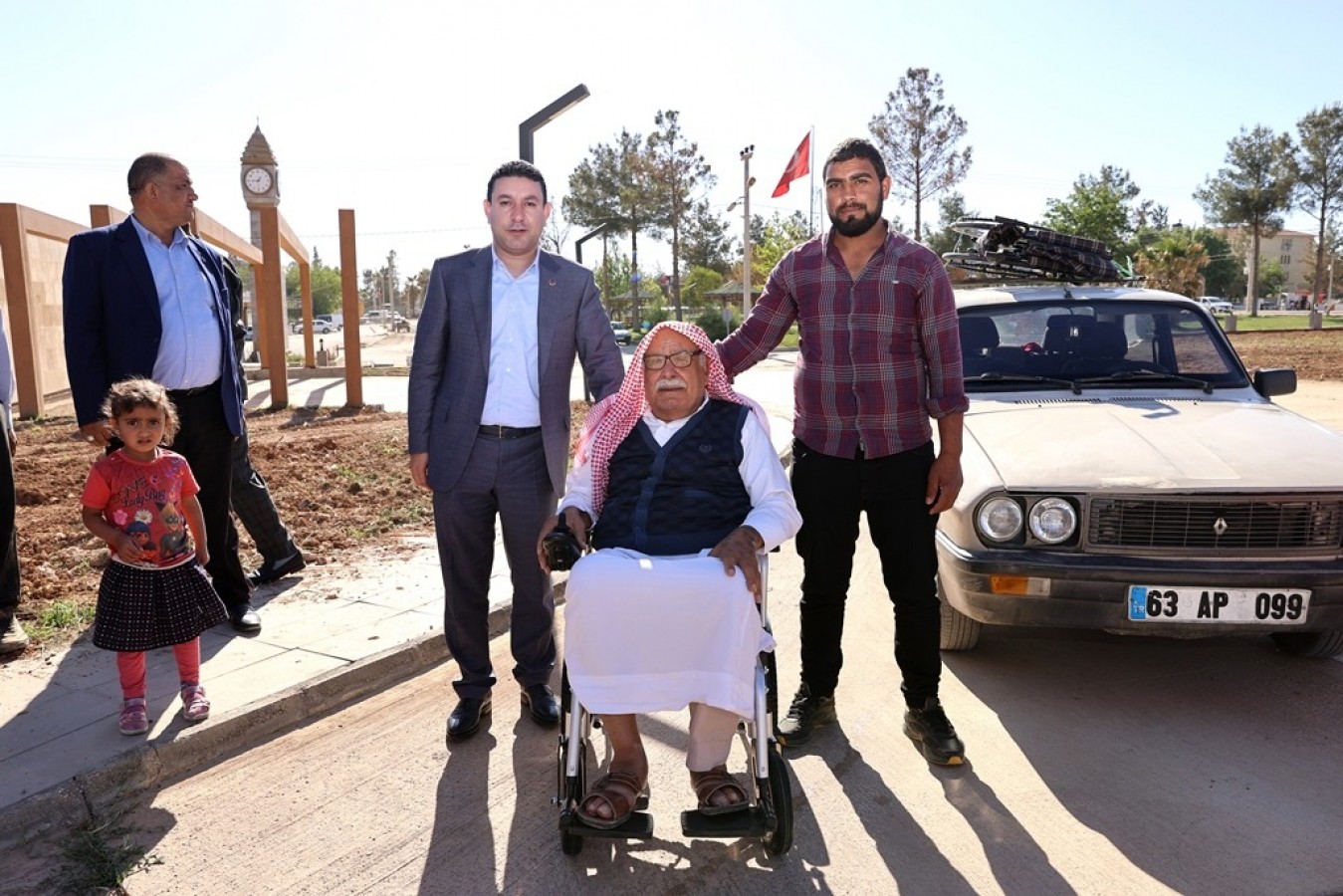 Başkan Özyavuz yaşlı vatandaşın tekerlekli sandalye talebini karşıladı;
