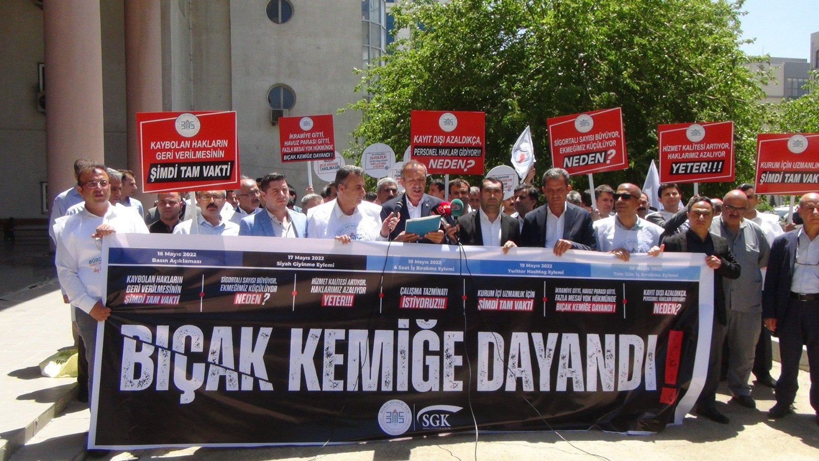 Şanlıurfa Büro-Memur-Sen'den oturma eylemi;