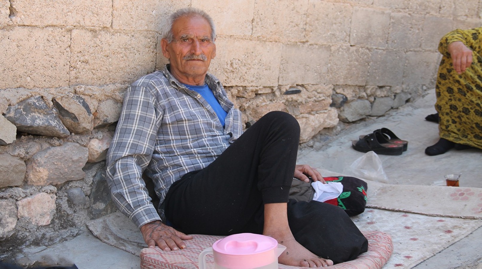 Yardım bekliyor! Tek isteği akülü tekerlekli sandalye;