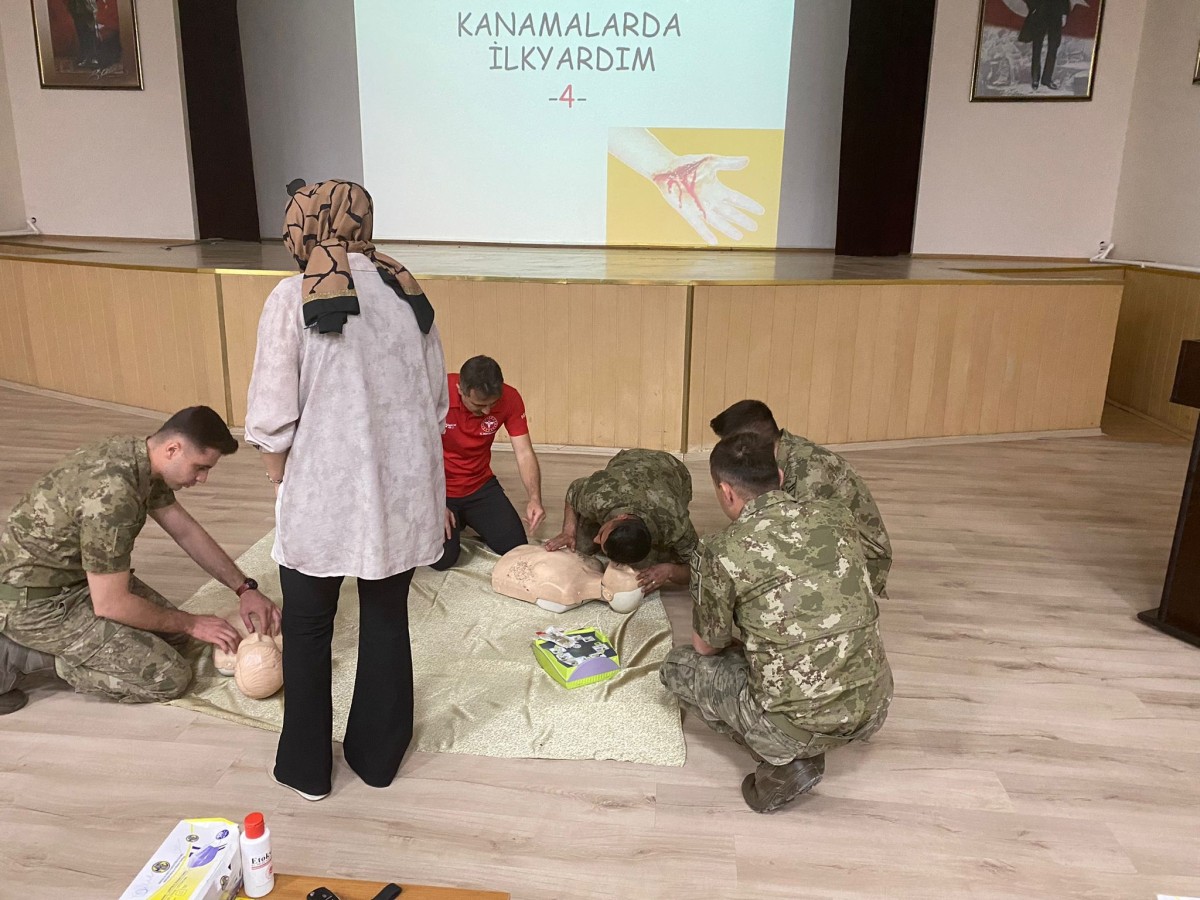 Askerlere ilk yardım eğitimi;