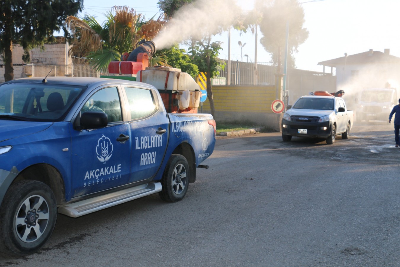 Akçakale’de belediye ekipleri larva ilaçlama çalışması yaptı;