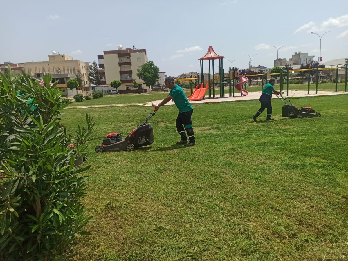 Viranşehir’de belediye ekipleri yaz öncesi parklarda çalışma yaptı;