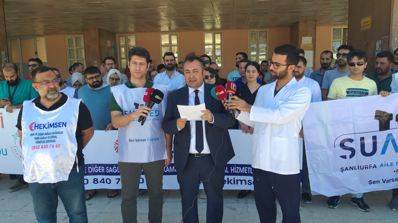 Urfa’da sağlıkçılar hakları için iş bıraktı;