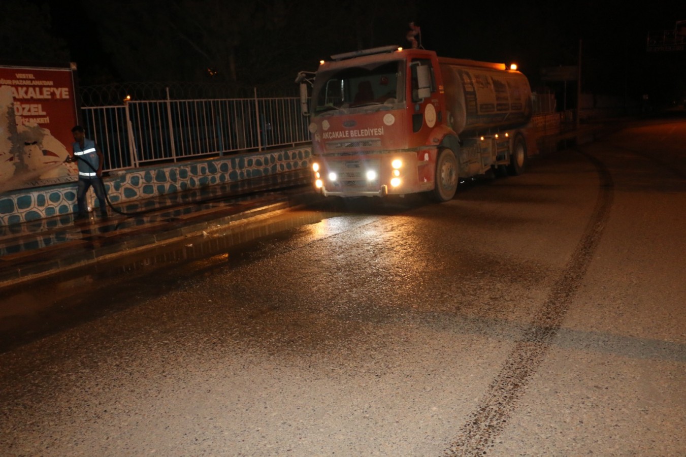 Akçakale’de cadde ve sokaklar yıkandı;