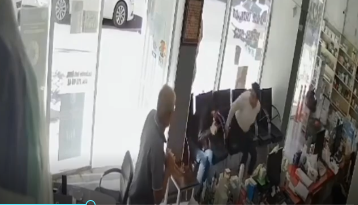 Saldırı anı güvenlik kamerasında
Urfa’da eczaneye silahlı saldırı anı güvenlik kamerasında;