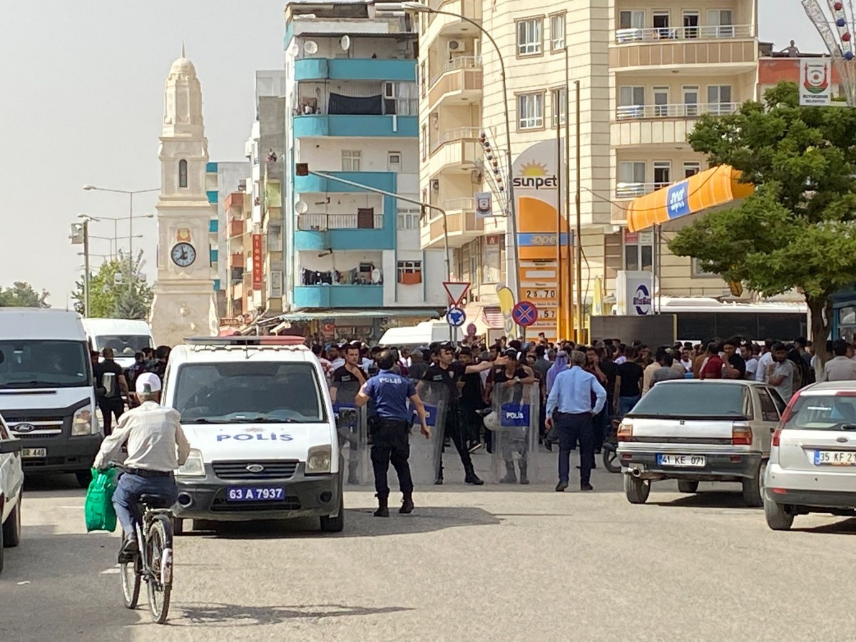 Akçakale’de polis ve jandarma sokağa indi;