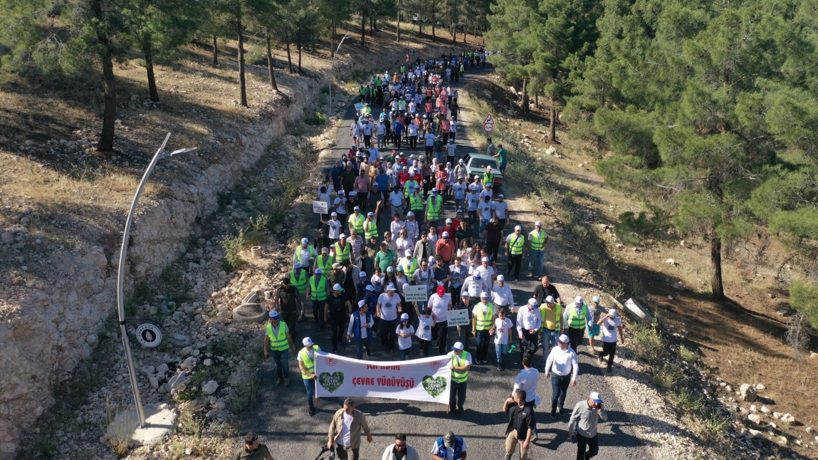 Karaköprü'de çevre temizliğine dikkat çekildi;