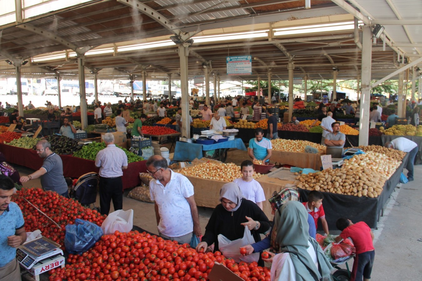 Havalar ısındı, pazarda fiyatlar az da olsa düştü;